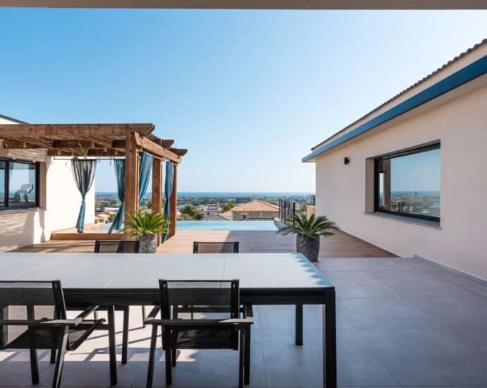 South Bastia, sea-view villa, 7 rooms, 3 bedrooms, swimming pool, close to the beach