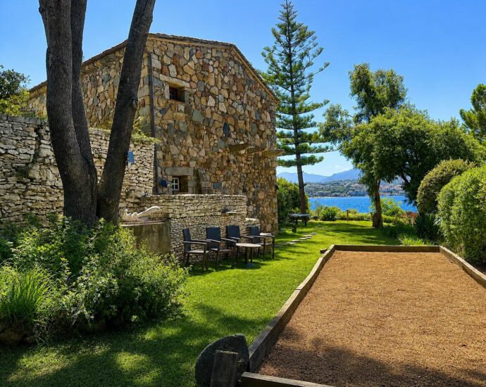 Propriano, Olmeto, villa pied dans l&rsquo;eau, 6 chambres, vue mer et montagnes, piscine, plage à pied