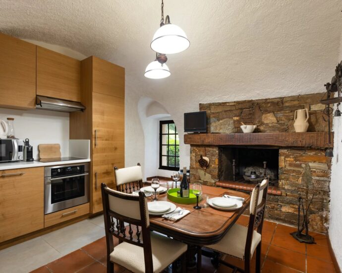 Oletta, Restored Mill, 3 Bedrooms, swimming pool, Valley and Mountain Views, Close to Beaches