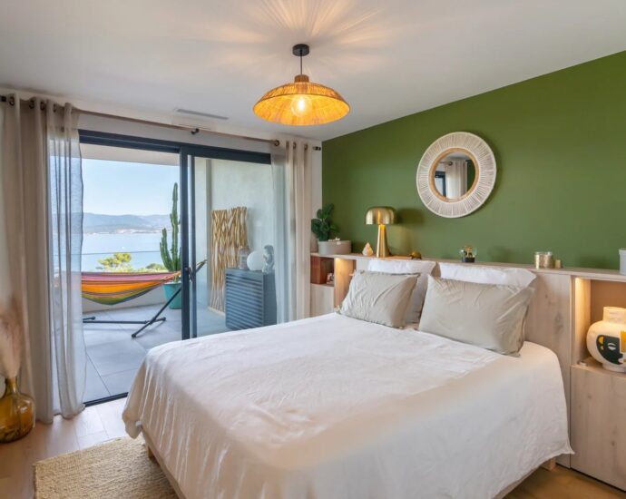 Exclusive listing, Porticcio, apartment with panoramic sea views, 2 bedrooms, terrace, private parking, within walking distance of the beach