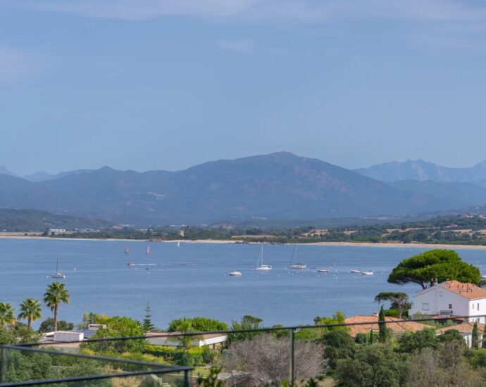 Exclusive listing, Porticcio, apartment with panoramic sea views, 2 bedrooms, terrace, private parking, within walking distance of the beach