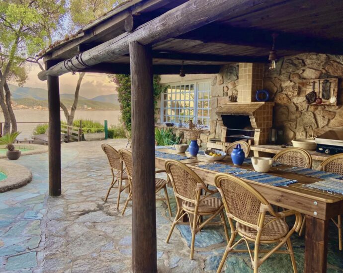 Propriano, Olmeto, villa pied dans l&rsquo;eau, 6 chambres, vue mer et montagnes, piscine, plage à pied