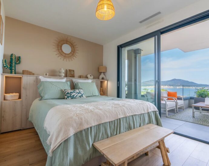 Exclusive listing, Porticcio, apartment with panoramic sea views, 2 bedrooms, terrace, private parking, within walking distance of the beach