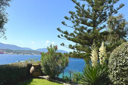 Propriano, Olmeto, villa pied dans l&rsquo;eau, 6 chambres, vue mer et montagnes, piscine, plage à pied