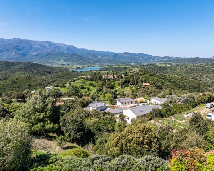 Oletta, villa d&rsquo;architecte, 5 chambres,  piscine, vue mer et montagnes panoramique proche plage