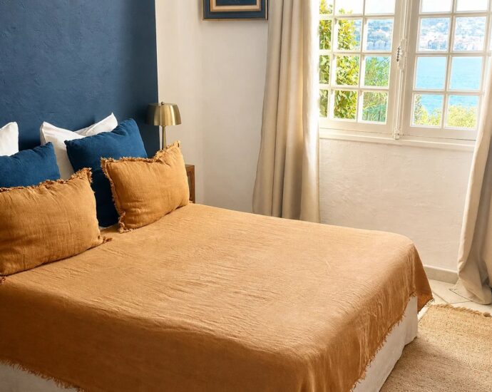 Propriano, Olmeto, villa pied dans l&rsquo;eau, 6 chambres, vue mer et montagnes, piscine, plage à pied