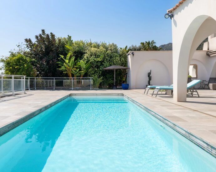 Ajaccio, Route des Sanguinaires, Villa vue mer panoramique, 4 chambres, piscine , plage à pied