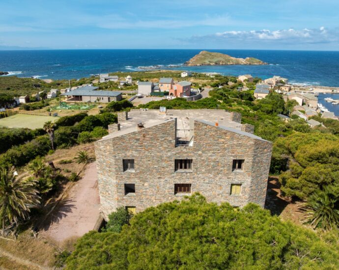 Cap Corse, Centuri, Propriété de caractère, vue mer, 30 chambres, parc paysager, plage à pied