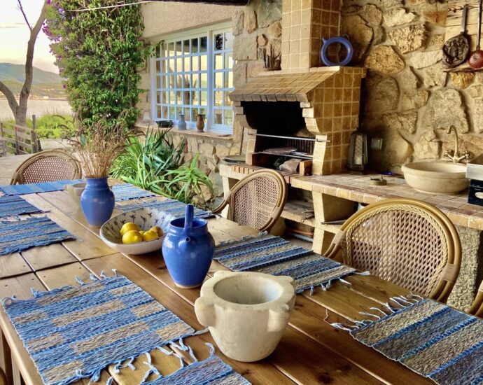 Propriano, Olmeto, villa pied dans l&rsquo;eau, 6 chambres, vue mer et montagnes, piscine, plage à pied