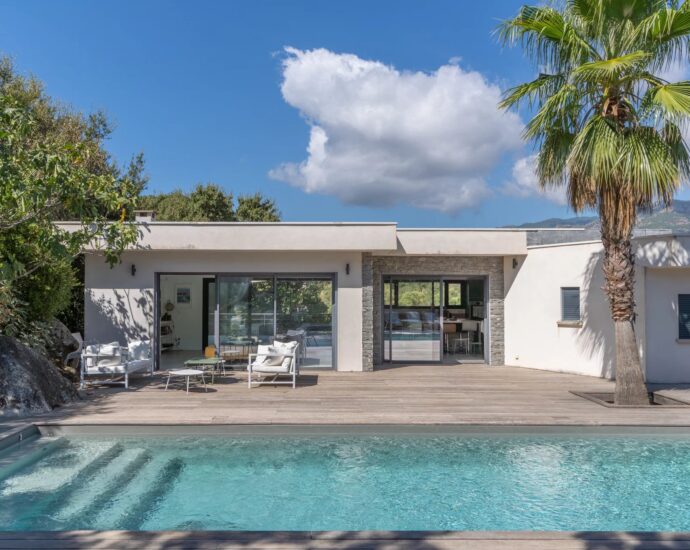 Trinité-de-Porto-Vecchio, 5-bedroom villa with mountain views and swimming pool