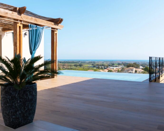 South Bastia, sea-view villa, 7 rooms, 3 bedrooms, swimming pool, close to the beach