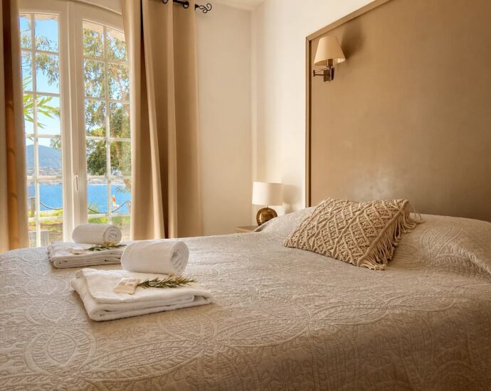 Propriano, Olmeto, villa pied dans l&rsquo;eau, 6 chambres, vue mer et montagnes, piscine, plage à pied