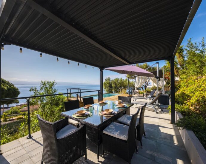 Ajaccio, Exclusivité, Villa, 5 chambres, vue mer panoramique, piscine, plage à pieds