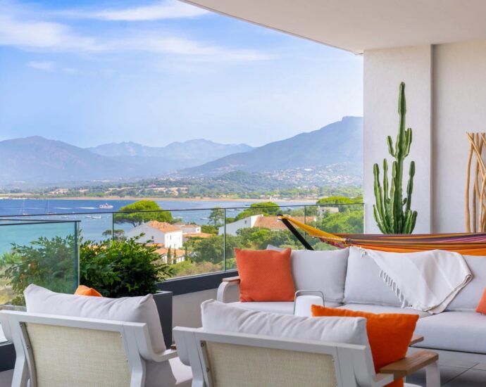 Exclusive listing, Porticcio, apartment with panoramic sea views, 2 bedrooms, terrace, private parking, within walking distance of the beach