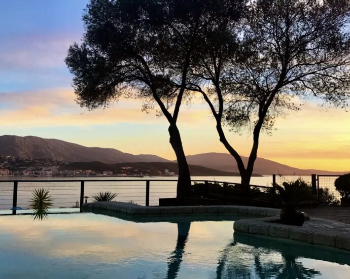Propriano, Olmeto, villa pied dans l&rsquo;eau, 6 chambres, vue mer et montagnes, piscine, plage à pied