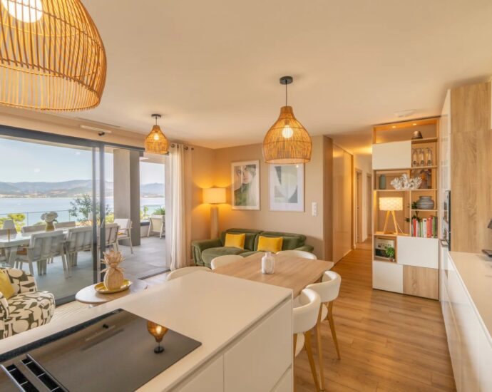 Exclusive listing, Porticcio, apartment with panoramic sea views, 2 bedrooms, terrace, private parking, within walking distance of the beach