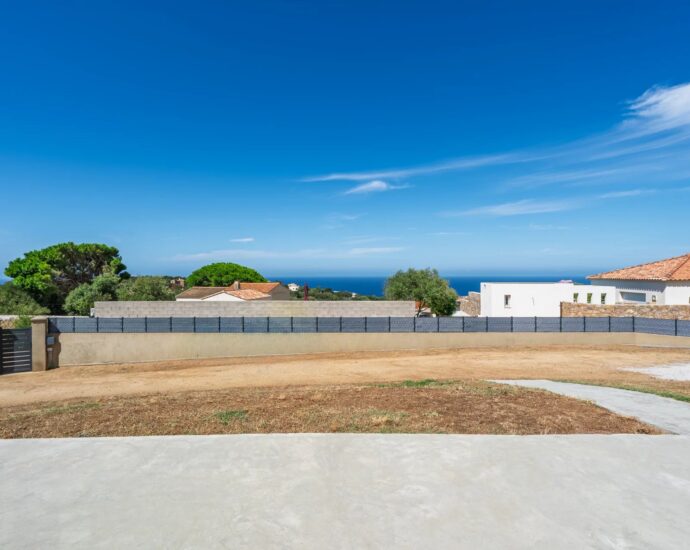 Monticello, near L’Île-Rousse, sea-view villa, 4 bedrooms, mirror pool, close to the beach