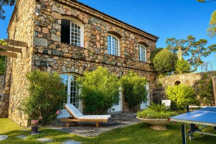 Propriano, Olmeto, villa pied dans l&rsquo;eau, 6 chambres, vue mer et montagnes, piscine, plage à pied
