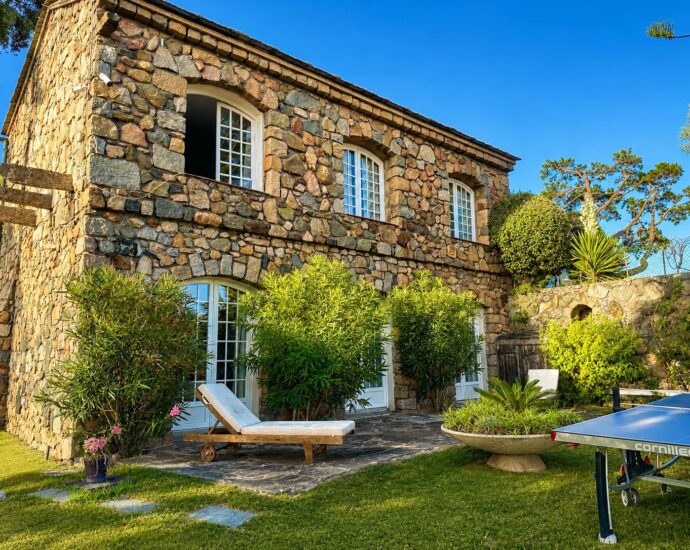 Propriano, Olmeto, villa pied dans l&rsquo;eau, 6 chambres, vue mer et montagnes, piscine, plage à pied