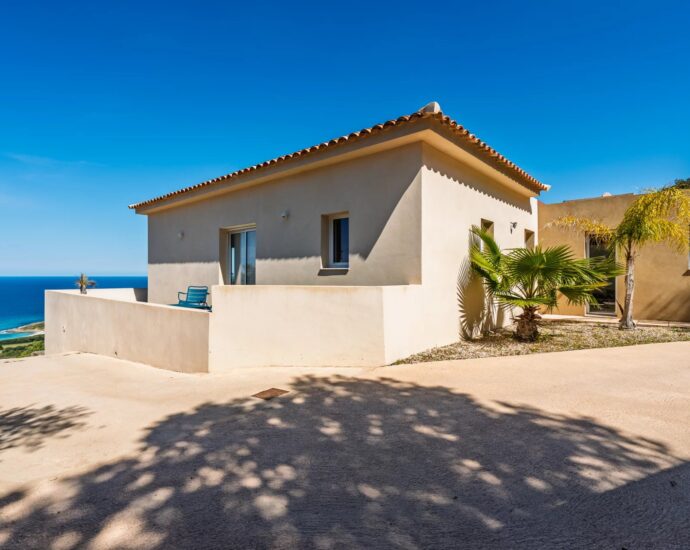 Corbara, villa 4 chambres, piscine à débordement, vue mer imprenable, proche plage